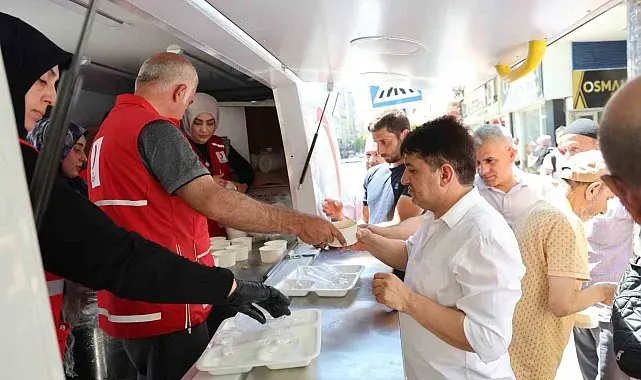 Elazığ'da vatandaşlara aşure ikramı
