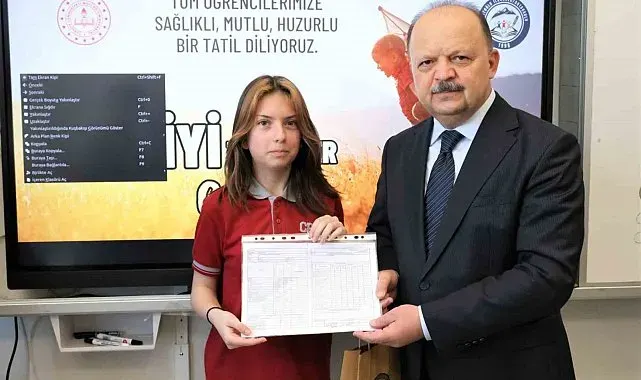 Kastamonu'da 52 binden fazla öğrenci karne heyecanı yaşadı