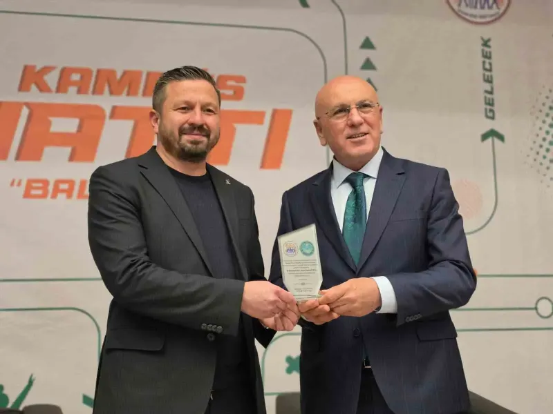 Balıkesir Üniversitesinde Gerçekleşen Zirvede Gençler ve Vekiller Buluştu