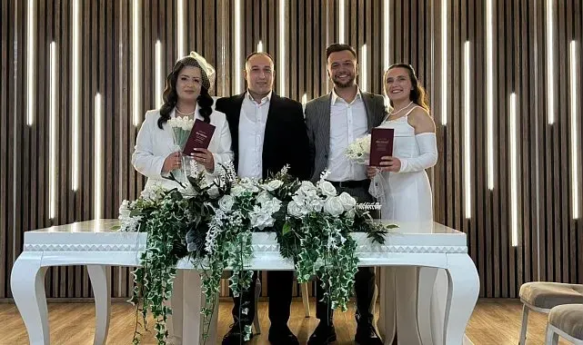 Çocukluk arkadaşları aynı gün evlenip, birbirlerinin nikah şahidi oldu