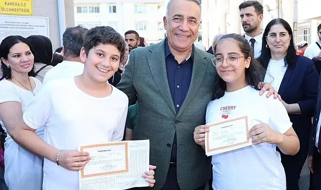 Sultangazi'de Başkan Dursun, öğrencilerin karne heyecanına ortak oldu