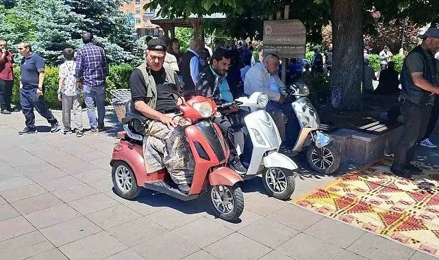 Cami bahçesinde akülü bisikletle saf tuttular