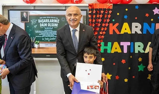 Başkan Er öğrencilerin karne heyecanına ortak oldu