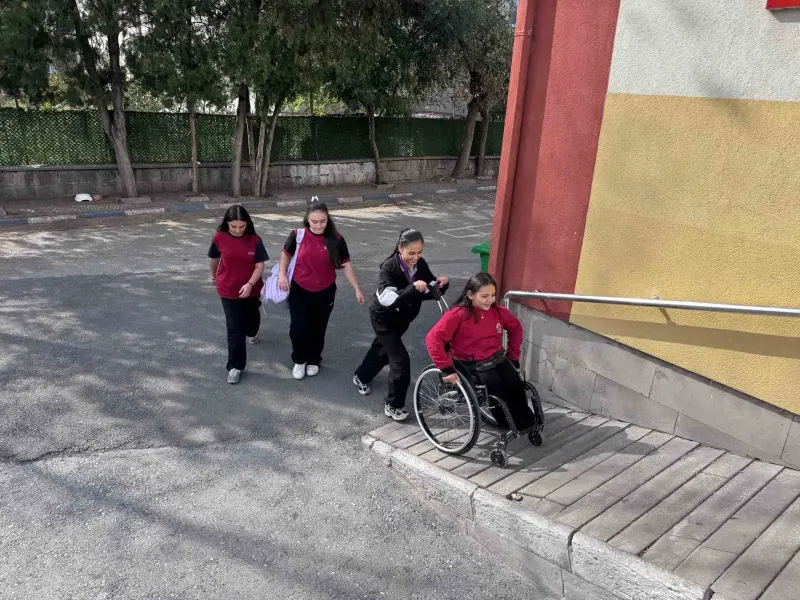 Kayseri’de Bedensel Engelli Öğrenciye Sınıf Arkadaşlarından Vefa