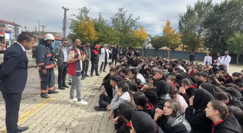 Yüksekova'daki Lisede Gerçeği Aratmayan Yangın Tatbikatı
