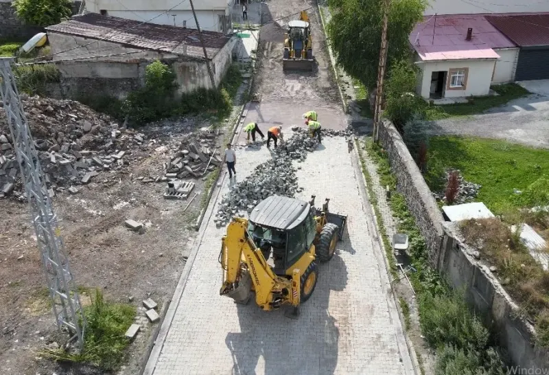 Ardahan Belediyesi Mahalle Yollarını Kilit Parke Taşlarıyla Yeniliyor