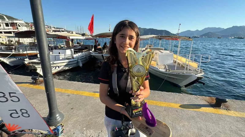 Marmarisli 11 Yaşındaki Şana Hatunoğlu Yelken Şampiyonasında Birinci Oldu