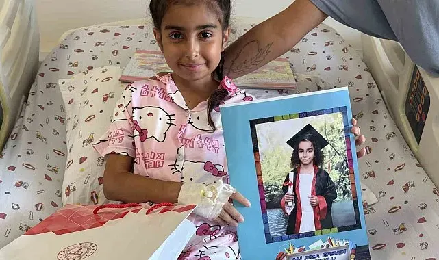 Hastanedeki sınıf ve odalarında karne sevinci yaşadılar