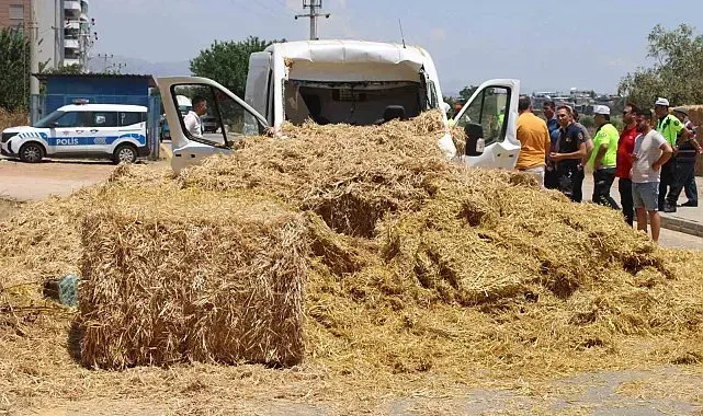 Köprüye takılan saman balyaları kamyonetin üzerine devrildi: 1 yaralı