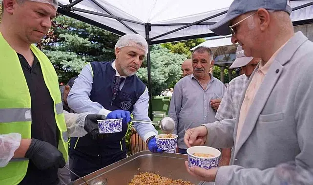 Yakutiye Belediyesi Cuma Namazı çıkışı aşure dağıttı