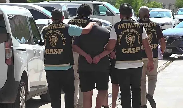 Antalya'da iş yerini kurşunlayan 2 kişi yakalandı