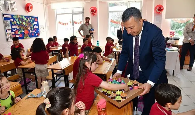 Önce karne sonra kek dağıttı