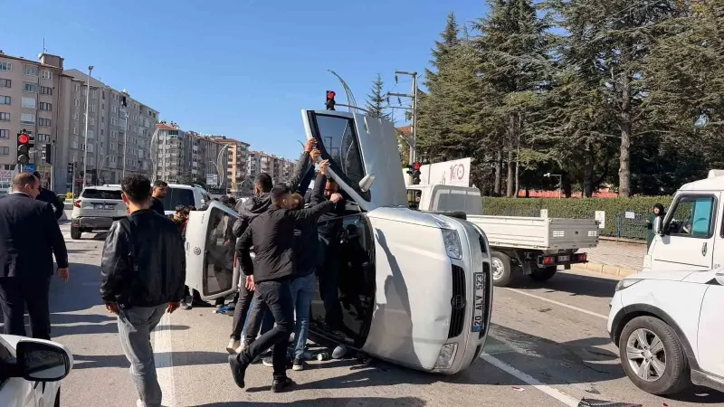 Afyonkarahisar'da Kırmızı Işıkta Bekleyen Araçlara Çarpan Otomobil Yan Yattı: 1 Yaralı