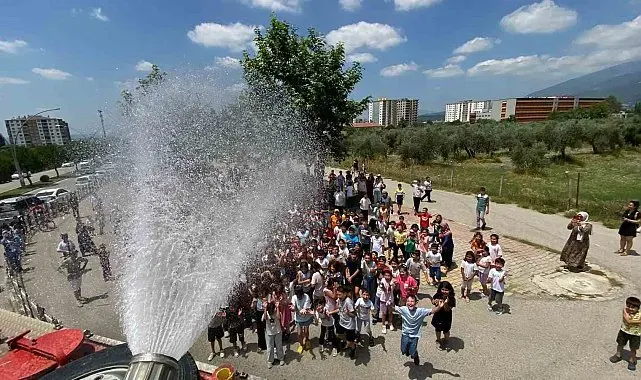Karne şenliğinde itfaiyeden serinleten sürpriz