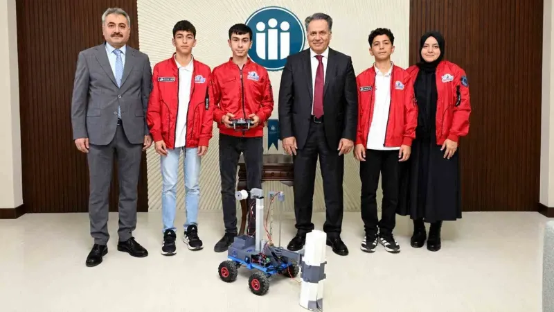 TEKNOFEST Başarısı Kazanan Genç Buluşçulardan Rektör Akpolat'a Ziyaret
