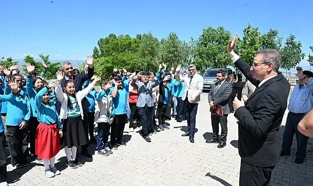 Vali Baruş öğrencilerin karne heyecanına ortak oldu