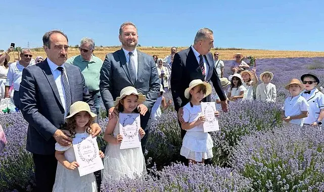 Lavanta tarlasında mor renkli karne sevinci