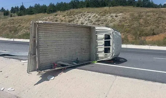 Tuğla yüklü kamyonet devrildi: 3 yaralı