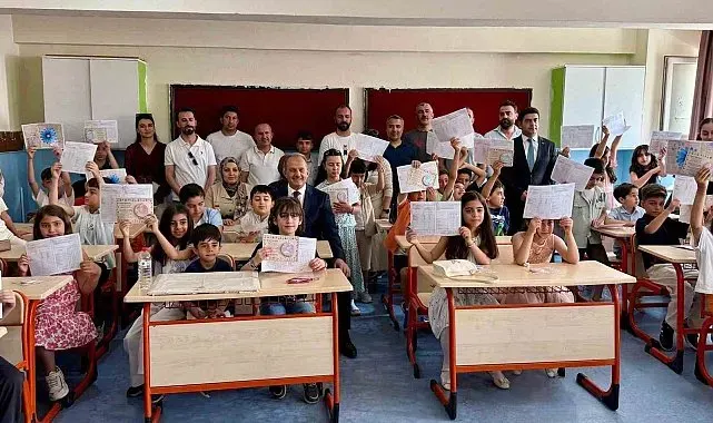 Hakkari'de 69 bin 17 öğrenci karne sevinci yaşadı