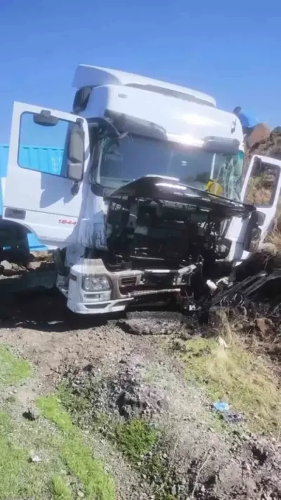 Şanlıurfa Siverek'te Şarampole Giren Tırın Sürücüsü Yaralandı