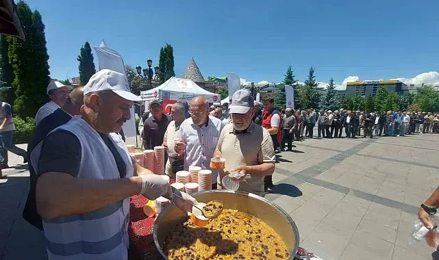 Aşure dağıtımında yoğunluk