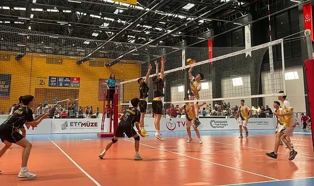 Manisa voleyboluna çifte şampiyona kontenjanı kazandırdılar
