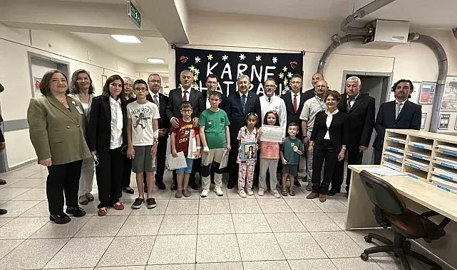Vali Yılmaz, hastanede tedavi gören öğrencilerin karne heyecanına ortak oldu
