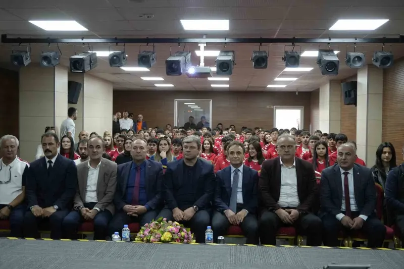 Ertuğrul Sağlam’dan Gümüşhane’de Gençlere Başarı ve Ahlak Öğütleri