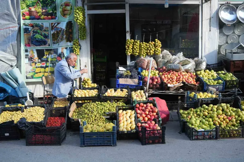 Muş'ta Kırk Yıllık Gelenekle Güz Armutları Saklanıyor