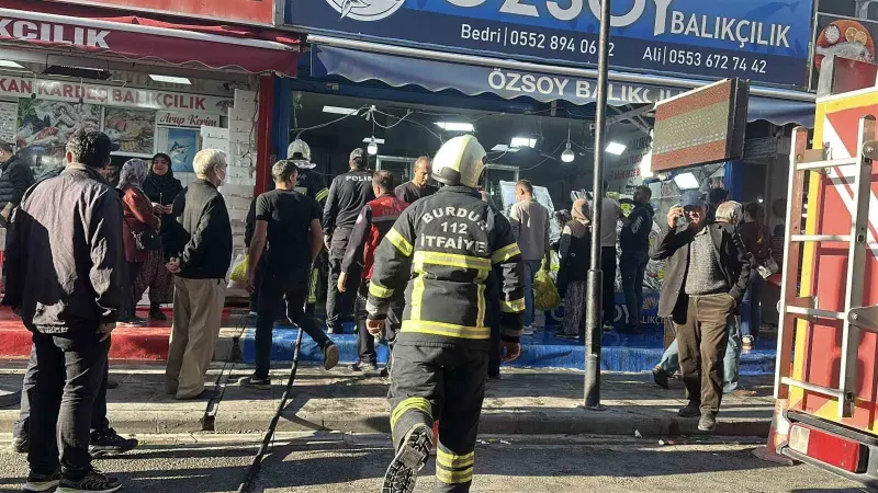 Burdur'da Balıkçı Bacasında Çıkan Yangına Rağmen Satışlar Sürdü
