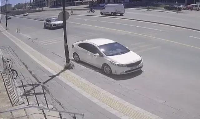 Panelvanın çarptığı elektrikli bisiklet sürücüsü ağır yaralandı