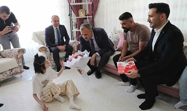 Ağrı Valisi Bozkurt, evde eğitim gören öğrencinin karne sevincine ortak oldu