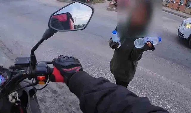 Müşterinin teslim almadığı siparişi yolda su satan çocuklara verdi