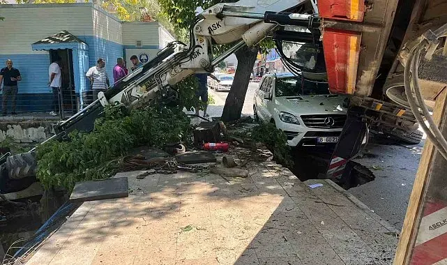 Vinç aracın üzerine devrildi, kepçe dereye uçtu: Korku dolu anlar kamerada