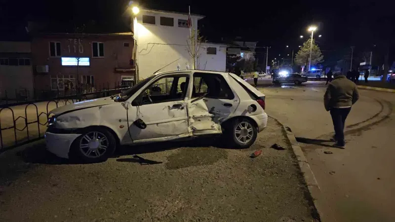 Isparta Yalvaç İlçesinde Otomobillerin Çarpışması Sonucu Üç Kişi Yaralandı