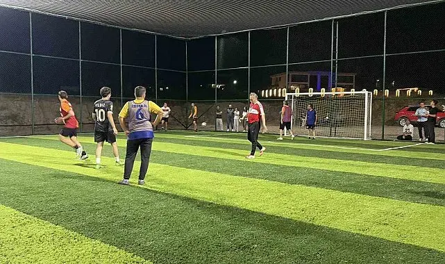 Başkan Çenet, söz verdiği halı sahayı tamamlayıp öğrencilerle sahaya çıktı
