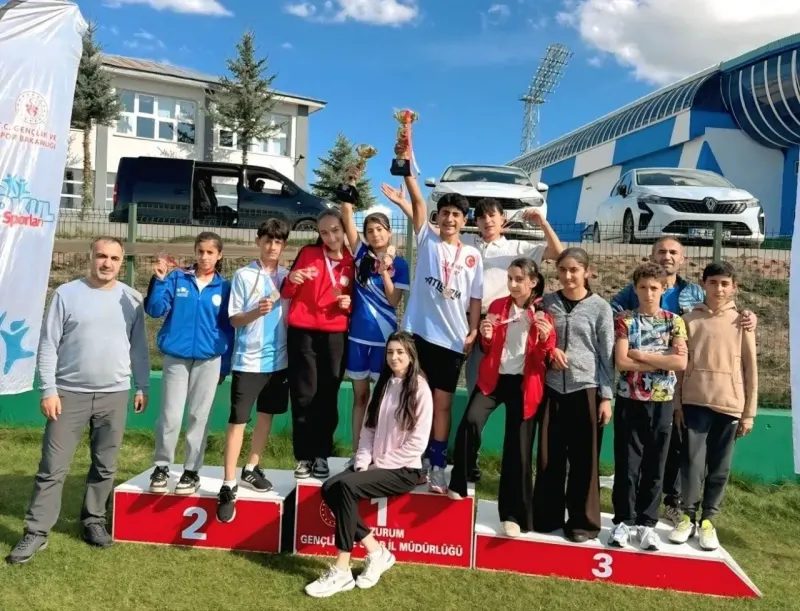 Aşkale YİBO Öğrencileri Atletizm Müsabakalarında Kupa ve Madalyalarla Döndü