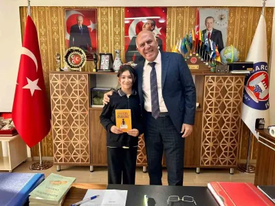 Hisarcik Belediye Baskani Demirtas Kitap Okuyan Ogrenciyi Odullendirdi