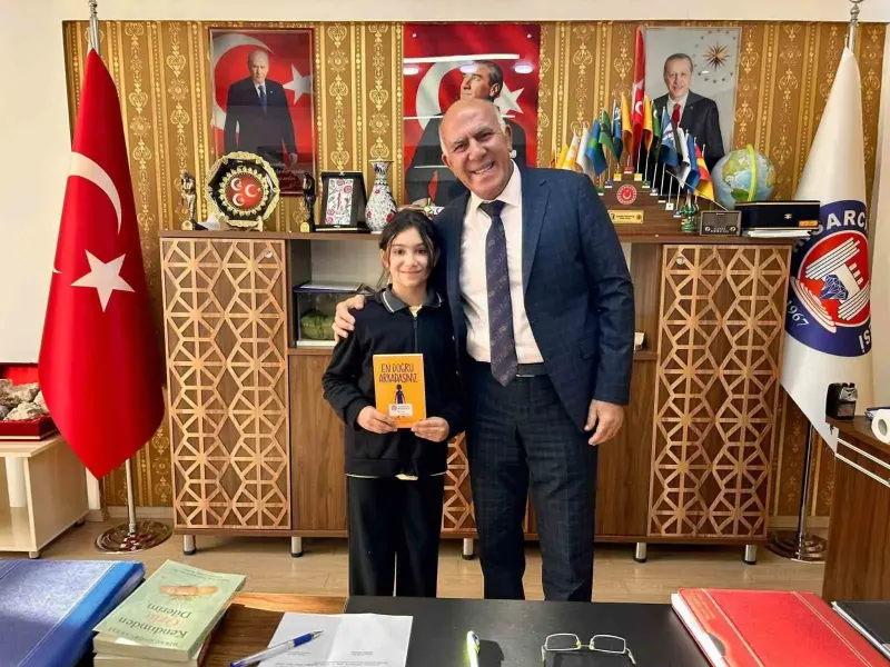 Hisarcik Belediye Baskani Demirtas Kitap Okuyan Ogrenciyi Odullendirdi