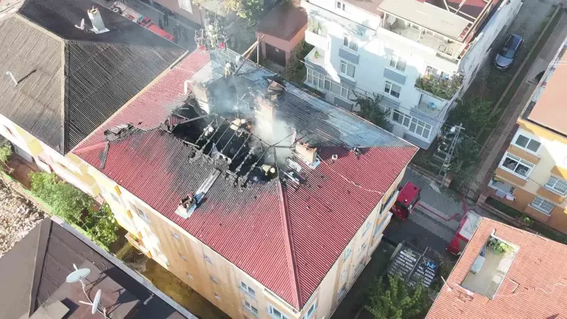 Ataşehir'de Dört Katlı Binanın Çatısında Çıkan Yangın Panik Yarattı