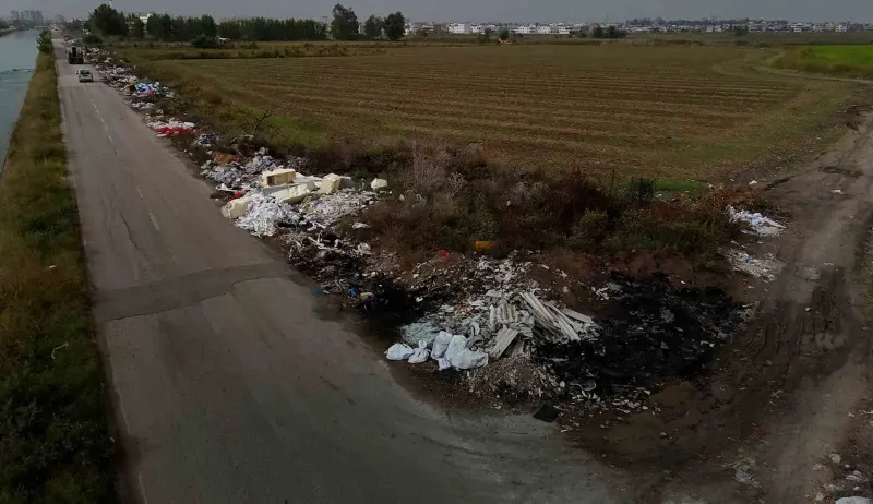 Adana'da Tarlaların Yanına Dökülen Atıklar Üretimi Tehdit Ediyor
