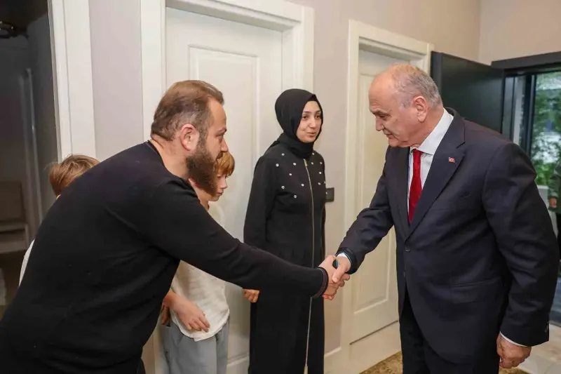 Düzce Belediye Başkanı Özlü'den Vefat Eden İş Adamının Ailesine Taziye Ziyareti