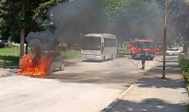 Park halinde yanan otomobil kullanılmaz hale geldi