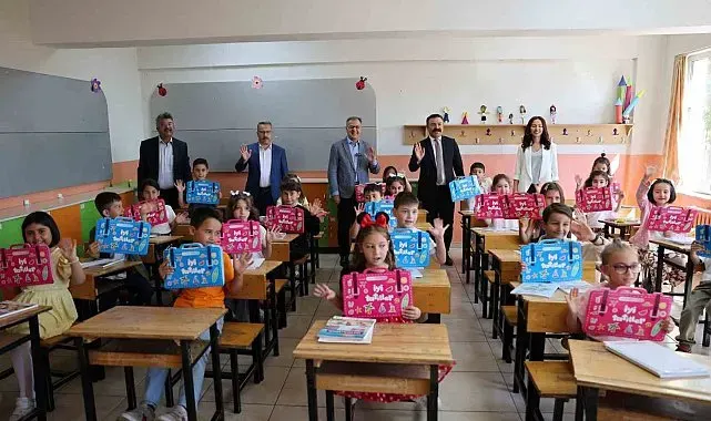 Başkan Özdoğan, Hacılar'da karne coşkusuna ortak oldu