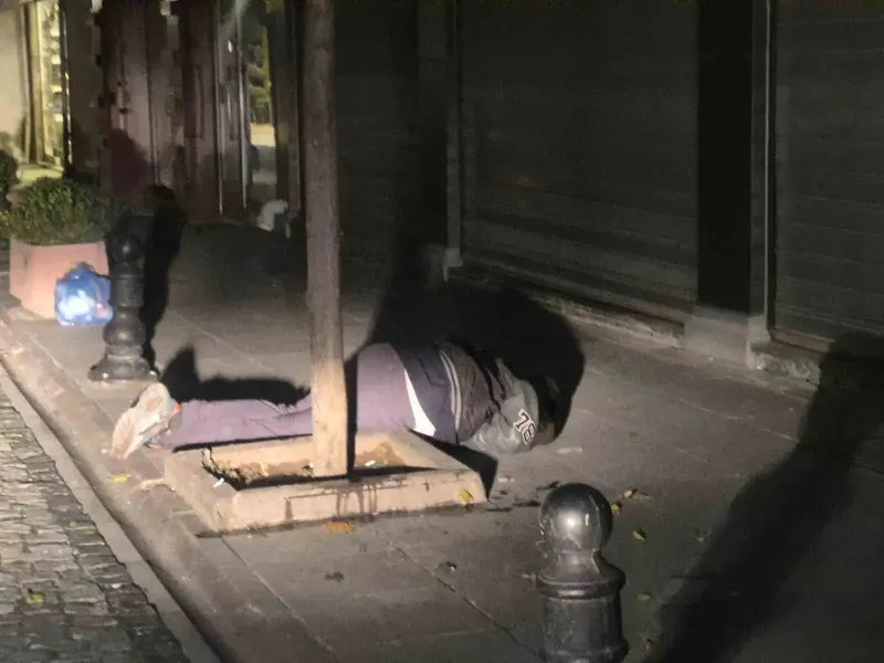 Eskişehir’de Sokak Ortasında İki Kez Bayılan Alkollü Şahıs Paniğe Yol Açtı