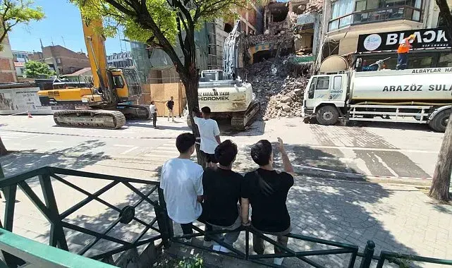 Yıkım çalışmalarını keyifle izleyen gençler