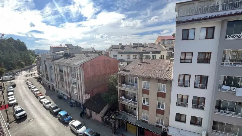 Apartmanların Ortasında Kalan Yarım Asırlık Evini Satmıyor
