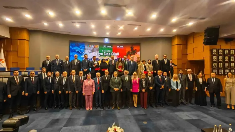 Düzceli Kadın Arı Yetiştiricisi Emine Kazancı'ya İzmir'de Ödül