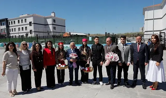 Kayseri'de protokol, öğrencilerin karne heyecanına ortak oldu