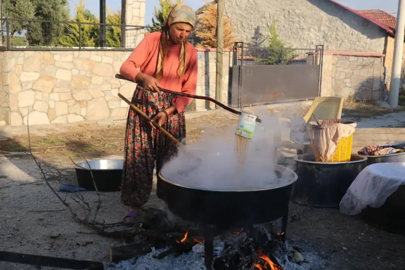 Denizli İmrallı Mahallesi'nde Geleneksel Kışlık Pekmez Mesaisi Başladı